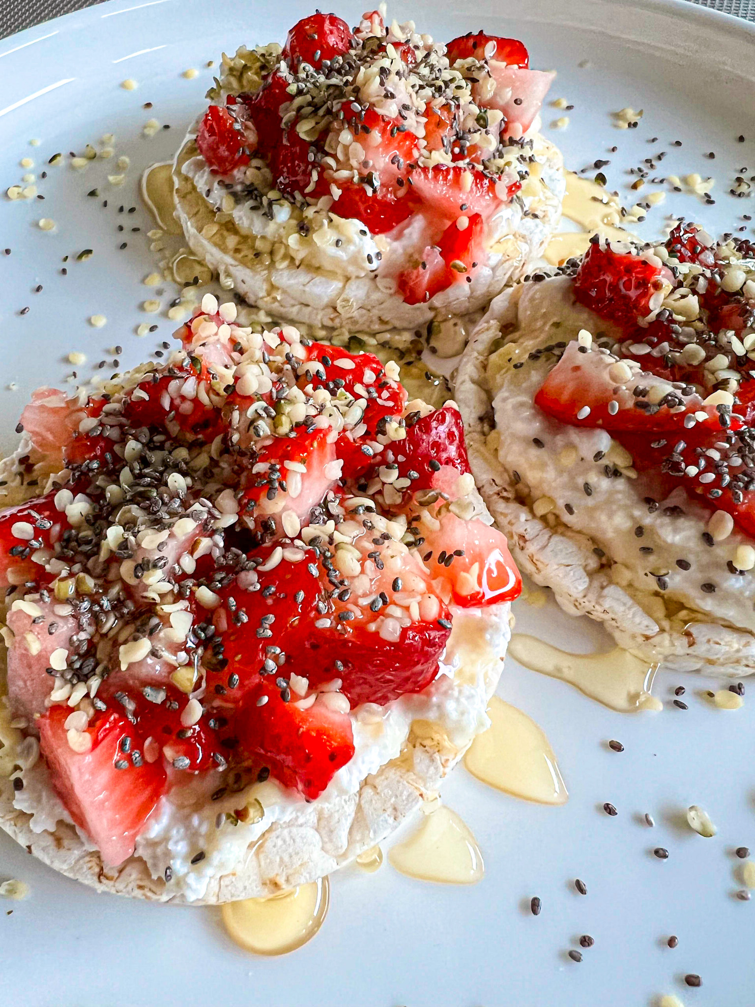 Rice Cakes con Fresa y Requeson - INGRID GIMENEZ